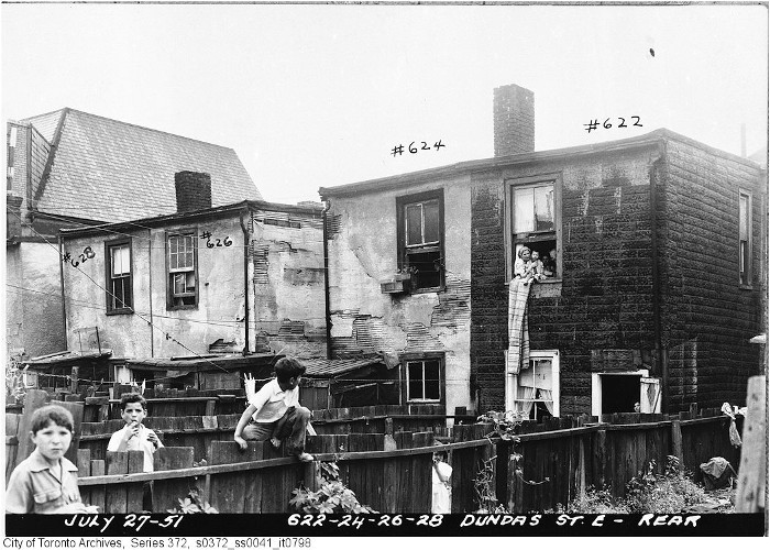 Back yards of 622--628 Dundas East. (Source: City of Toronto Archives)
